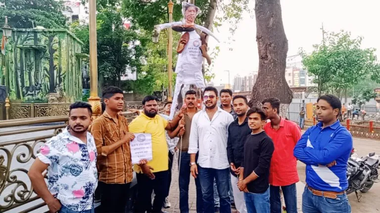 Protest against direct urination: Pravesh Shukla's effigy was hanged in Indore, slogans raised