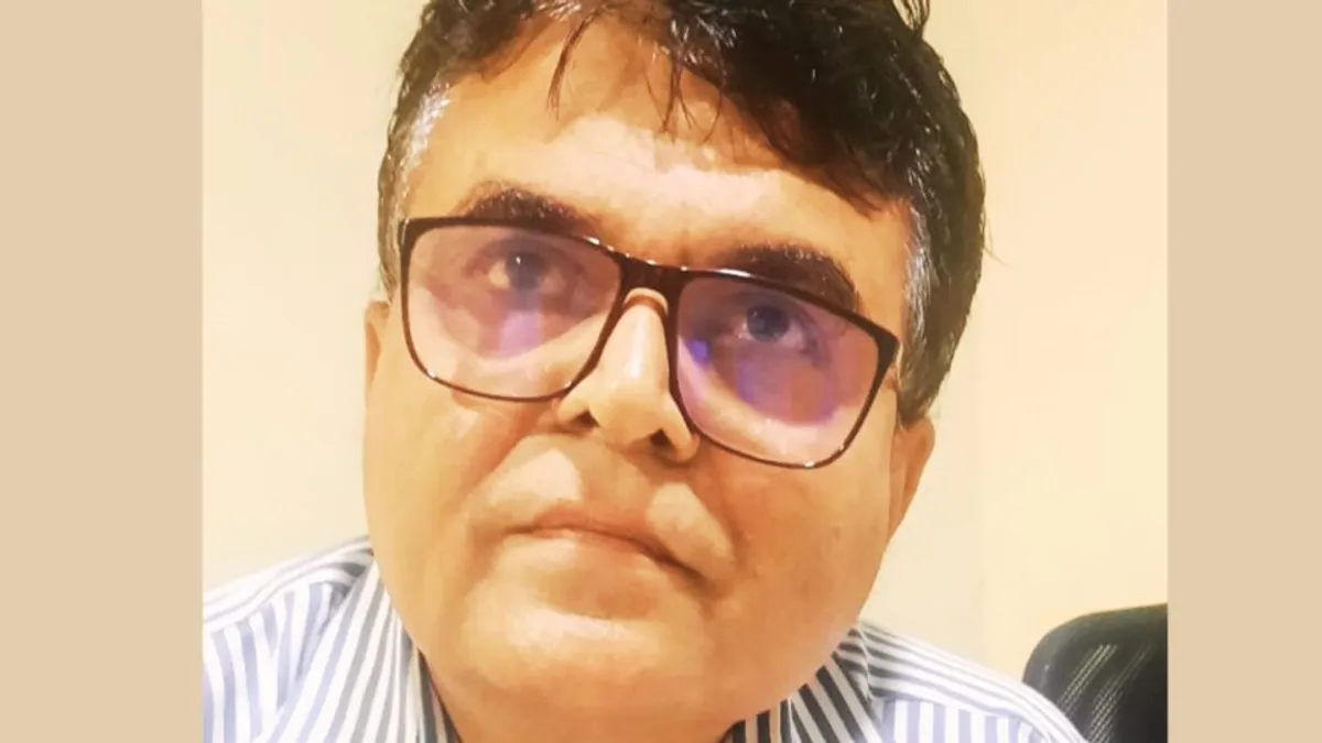 Indore: टैक्स अफसर को बिन बुलाए कार्यक्रमों में जाना और रौब झाड़ना पड़ा भारी, हो गई कार्रवाई Indore's tax officer had to go to programs without being invited and had to face a lot, was suspended