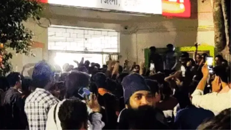 ujjain mahakal sawari bajrang dal surrounded the police station demanding action special community also protested