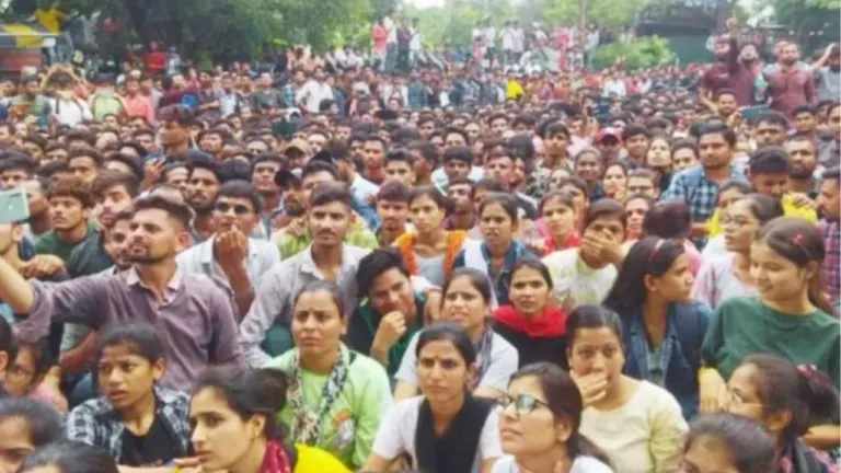 भोपाल की सड़कों पर उतरे पटवारी परीक्षा में चयनित अभ्यर्थी, प्रदर्शन कर सरकार से की ये डिमांड Candidates selected in the Patwari examination came on the streets of Bhopal, protesting and demanding this from the government