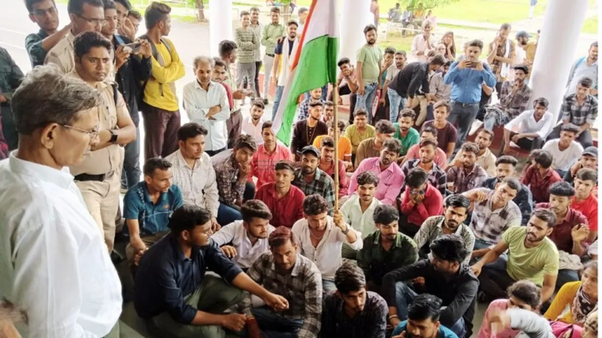MP चुनाव से पहले गूंज रहा पटवारी परीक्षा का मुद्दा, सड़क से सोशल मीडिया तक मचा है हंगामा Patwari exam scam: Students gheraoed the collectorate in Sheopur, said- government should cancel the entire exam