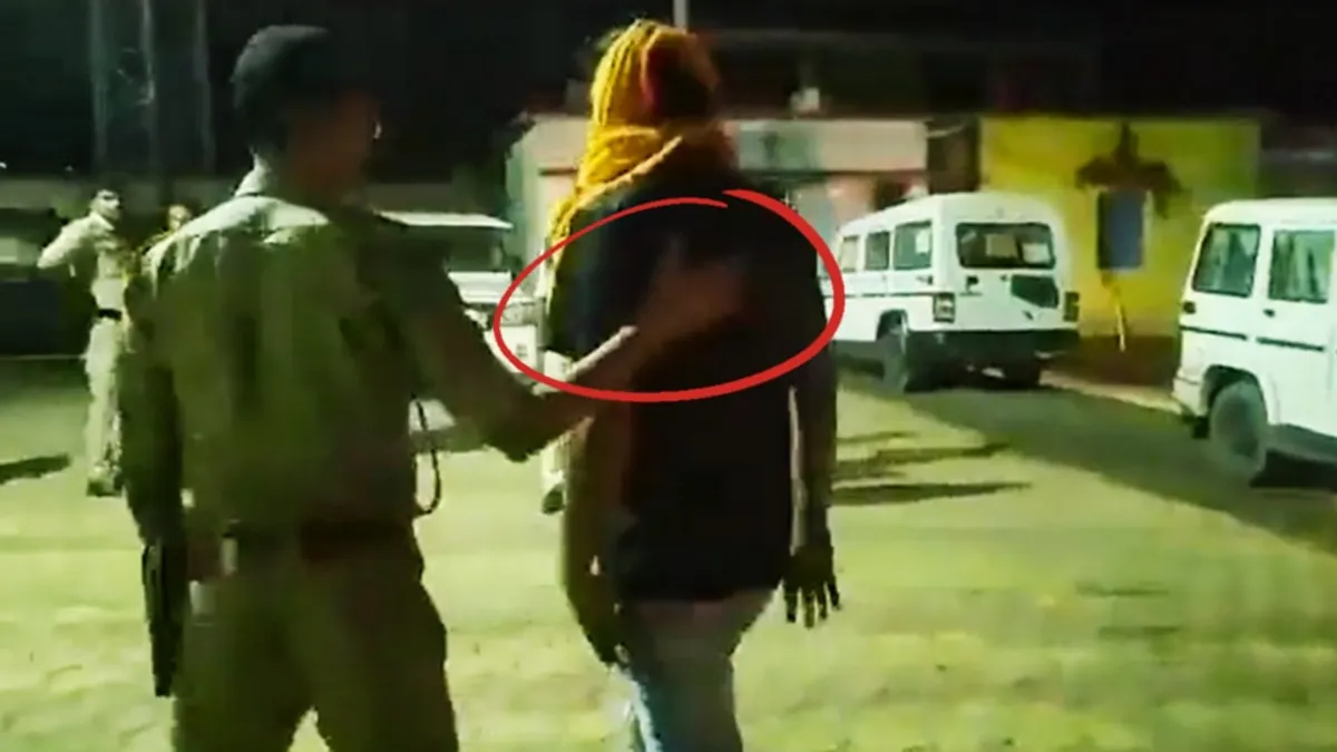 आदिवासी युवक से शर्मनाक हरकत: आरोपी की पुलिस कस्टडी में भी कम नहीं हुई अकड़, वीडियो वायरल Pravesh Shukla, accused of shameful act with a tribal youth, did not lose his arrogance even in police custody, video viral