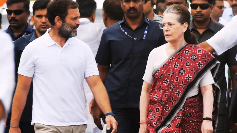 Breaking News Rahul Gandhi Sonia Gandhi chartered plane emergency landing Bhopal airport