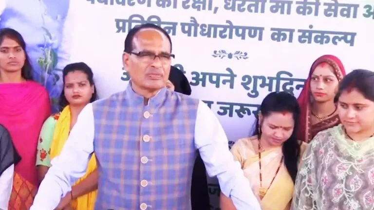 '18 years ago there used to be potholes in the road and road in the potholes' CM Shivraj targeted the Congress