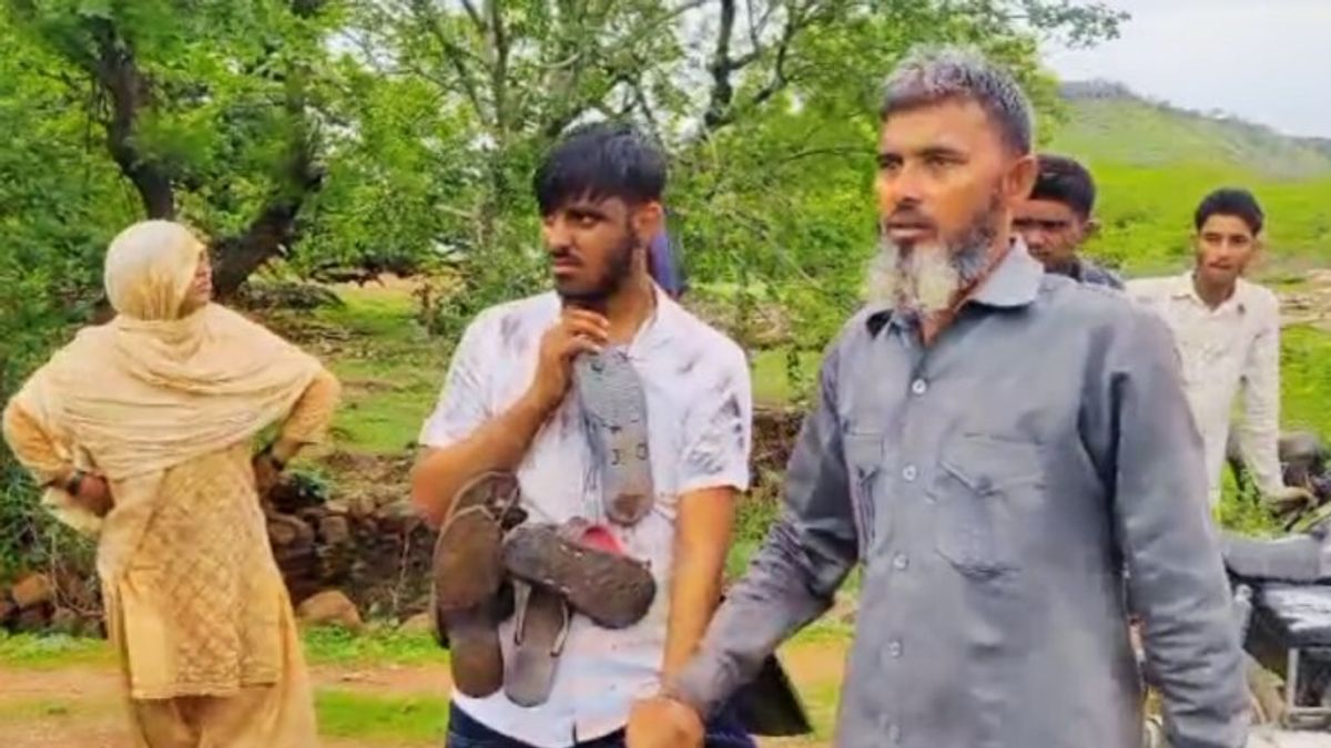 गांव में लड़कियों का वीडियो बना रहे युवकों का चप्पलों की माला पहनाकर निकाला जुलूस, 7 पर केस दर्ज Villagers took out a procession of youths making videos of girls in the village wearing garlands of slippers, case registered on 7