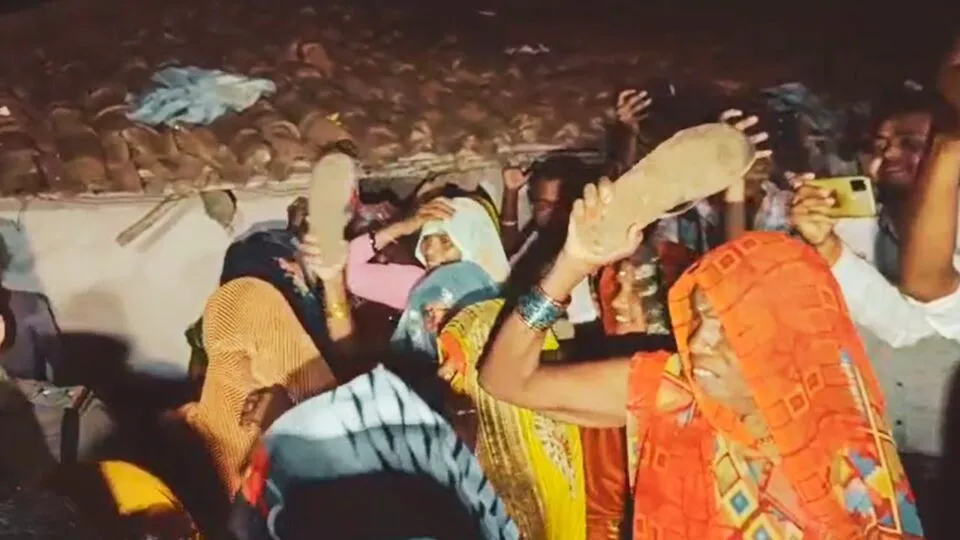 Women took off slippers on seeing BJP leaders in Sidhi Uproar at the house of tribal victim