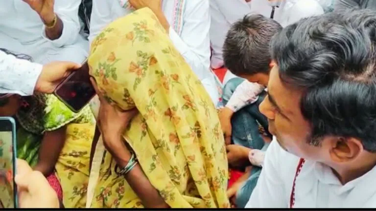 पेशाब कांड पीड़ित की पत्नी ने CM शिवराज से फोन पर कहा- पैसे का लालच नहीं, पति को भेज दीजिए Pee Scandal victim's wife told CM Shivraj on phone - Don't be greedy for money, send it to your husband