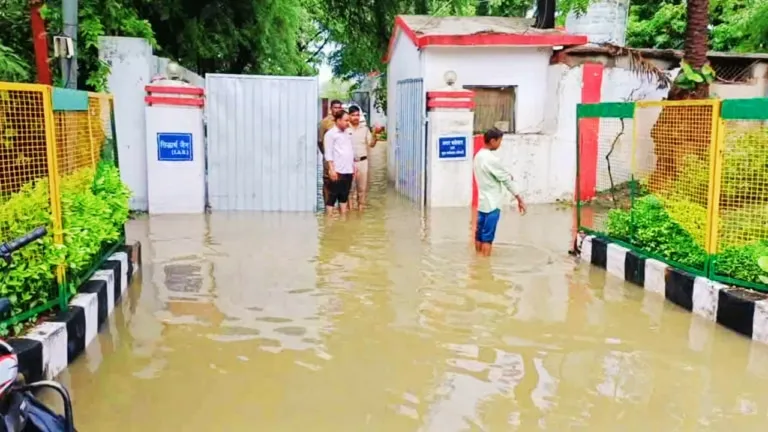 Tikamgarh: Two hours of rain in the city submerged the roads, waterlogging in the houses of many officials