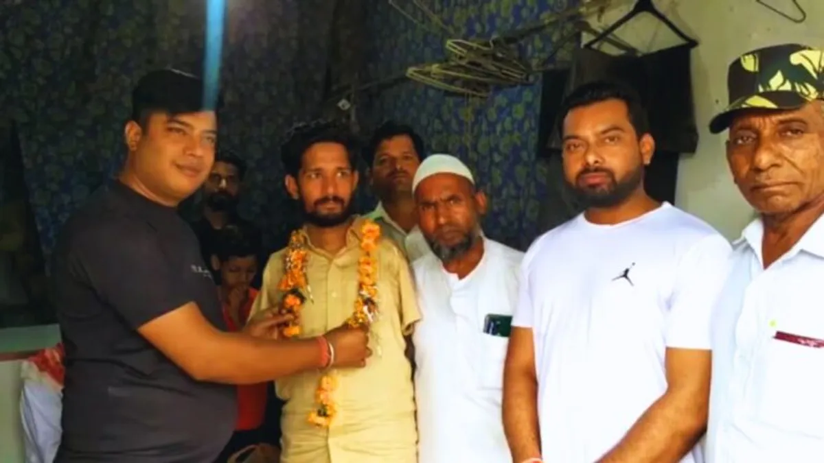 दिव्यांग युवक ने हौसलों से लिखी सफलता की इबारत, पैरों से लिखकर पास की पटवारी की परीक्षा ameen munsoori, dewas, mp news