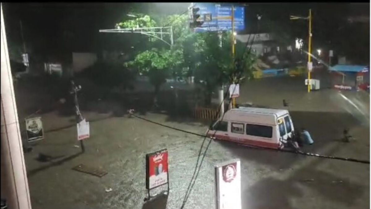 बुरहानपुर में भारी बारिश की वजह से सड़कें बन गई तालाब, MP के कई जिलों में तेज वर्षा का अलर्ट mp weather news