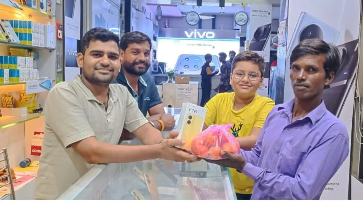 अजब-गजब MP : मोबाइल खरीदने पर मुफ्त मिलेंगे टमाटर, सुर्खियां बटोर रही ये अनोखी स्कीम free tomato ashoknagar, mp news, ajab gajab