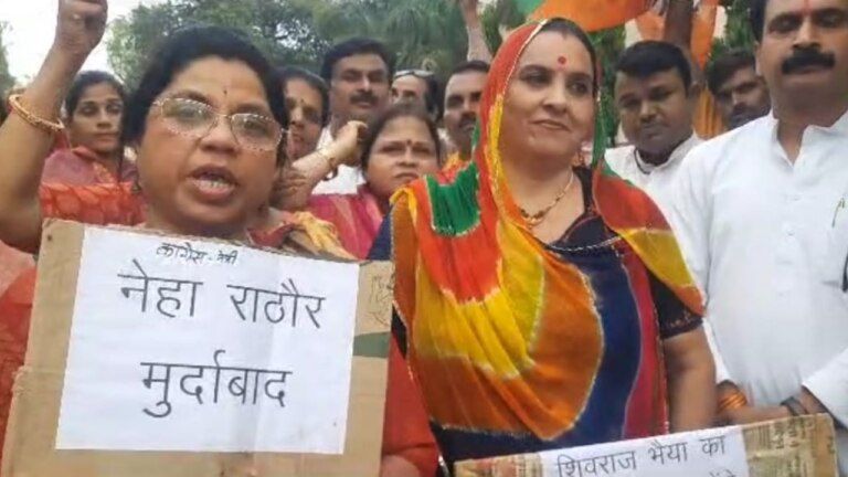 लोक गायिका नेहा सिंह राठौड़ के खिलाफ BJP उतरी सड़कों पर, इस शहर में जमकर हुआ विरोध folk singer neha singh rathore guna news mp news