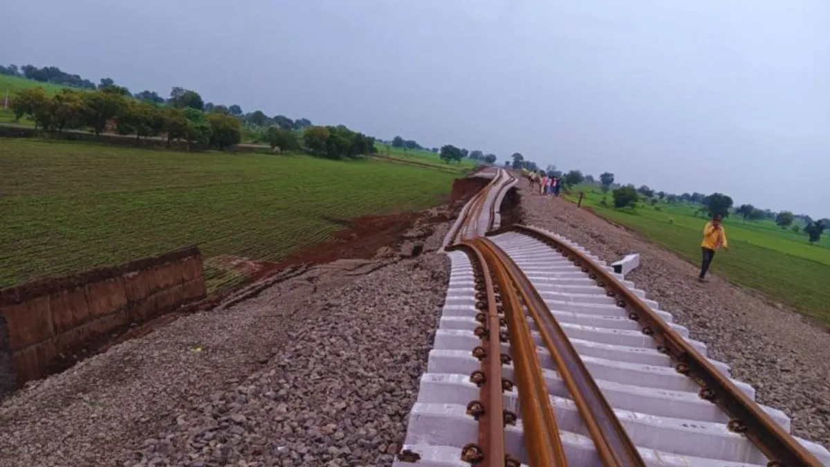बड़ी लापरवाही! बारिश में धंसक गया 700 मीटर रेलवे ट्रैक, मालगाड़ी गुजरने के बाद हुआ हादसा railway track collapsed in rain in khandwa, mp news, madhya pradesh