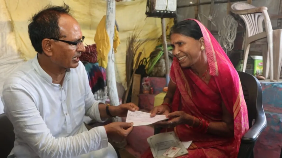नरसिंहपुर में एक महिला के घर पहुंचे CM शिवराज, ढाई लाख का चेक देकर मांगी चाय, जानें पूरा मामला cm shivraj singh chauhan narsinghpur news mp news mp politics