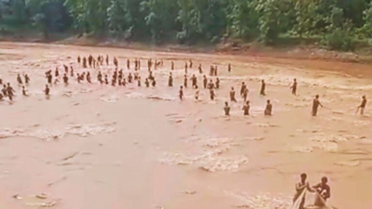 उफनती नदी में मछली पकड़ने पहुंच गए सैकड़ों लोग, MP में यहां सामने आया अजब नजारा People catching fish risking their lives in Sehore, mp news, sehore