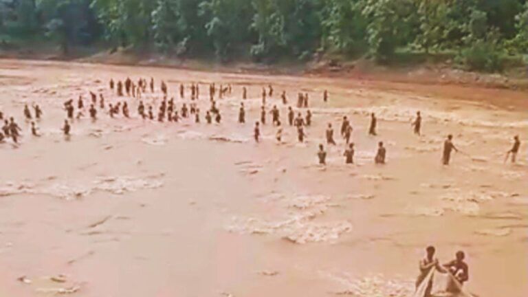 उफनती नदी में मछली पकड़ने पहुंच गए सैकड़ों लोग, MP में यहां सामने आया अजब नजारा People catching fish risking their lives in Sehore, mp news, sehore