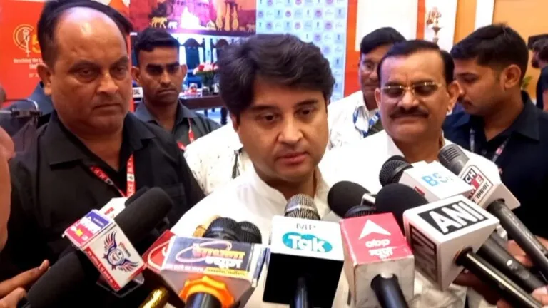 कांग्रेस के राष्ट्रीय अध्यक्ष खड़गे की टिप्पणी पर बोले सिंधिया, ‘अपने गिरेबां में भी झांकना चाहिए’ mp politics jyotiraditya scindia mp news khajuraho