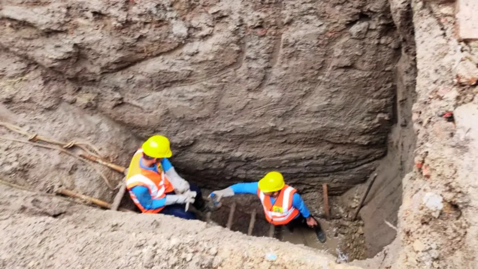 Two and a half year old Asmita fell in borewell in Vidisha, administration reached the spot for rescue