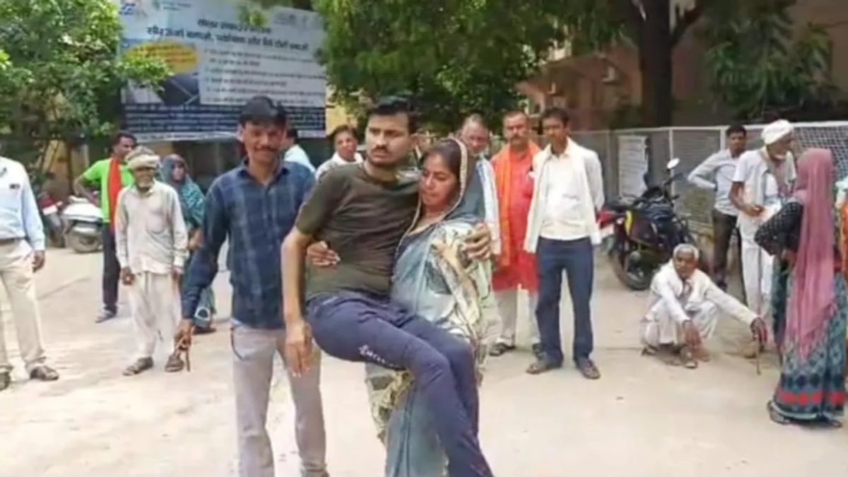 दिव्यांग पति को गोद में उठाकर कलेक्ट्रेट पहुंची पत्नी, कहा- ‘मैं ज्योति मौर्य नहीं, जो पति को छोड़ दूं’ chhatarpur, chhatarpur news, mp news, mp news update