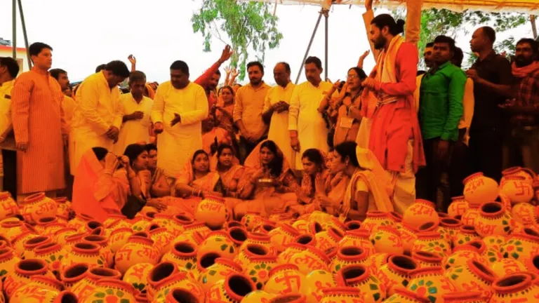 कमलनाथ के गढ़ में सजा बागेश्वर बाबा का दरबार, धीरेंद्र शास्त्री ने बताया कौन है यजमान Bageshwar Baba court decorated in Kamal Nath stronghold Dhirendra Shastri