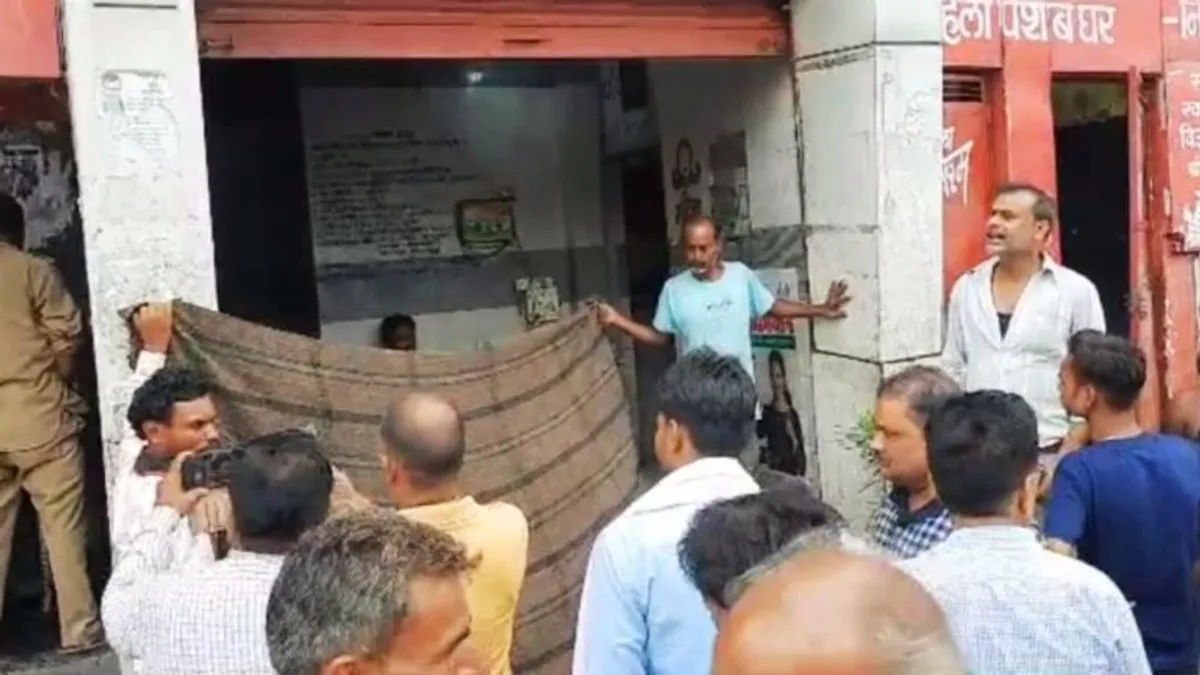 मानवता शर्मसार! आखिर क्यों बस स्टैंड पर करानी पड़ी महिला की डिलीवरी, जानकर रह जाएंगे हैरान Chhatarpur chhatarpur Chhatarpur pregnant woman news pregnant woman delivery in toilet chhatarpur news live chhatarpur news update chhatarpur news Chhatarpur pregnant woman childbirth pregnant woman delivery in bus stand