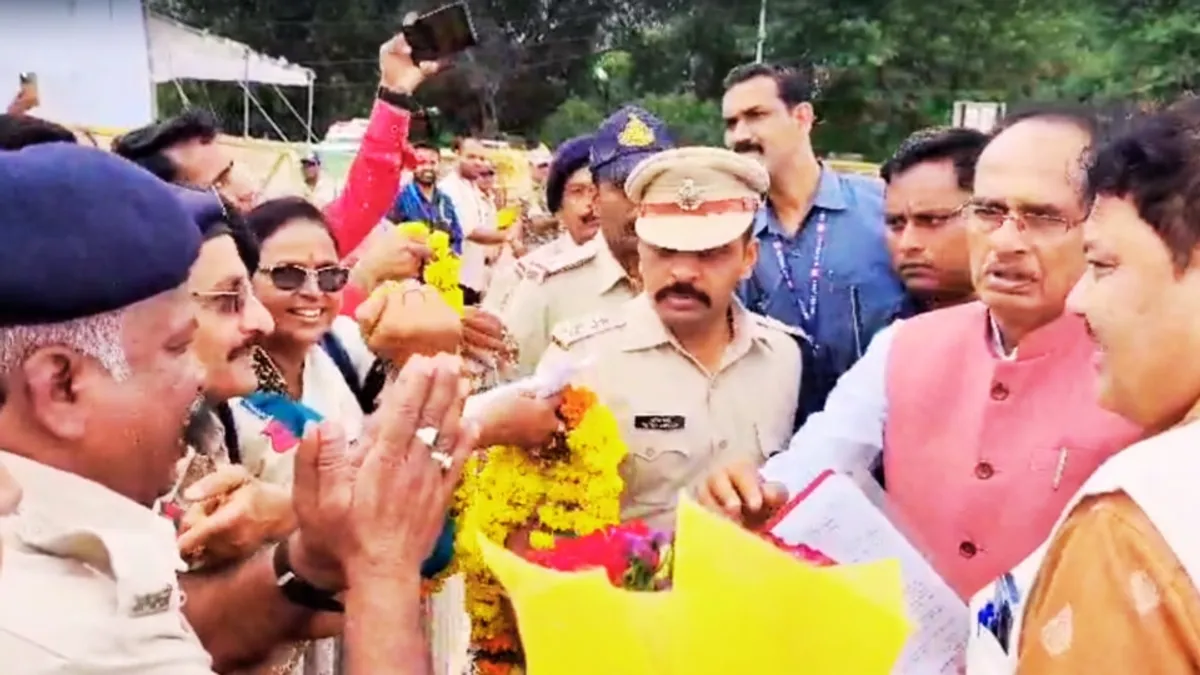 CM शिवराज के सामने रोते हुए बोला जेलकर्मी- बेटी की शादी है, पर रुपये नहीं, कैसे होगी? Crying in front of CM Shivraj, the jail worker said - Daughter's marriage is there, but there is no money, how will it happen?