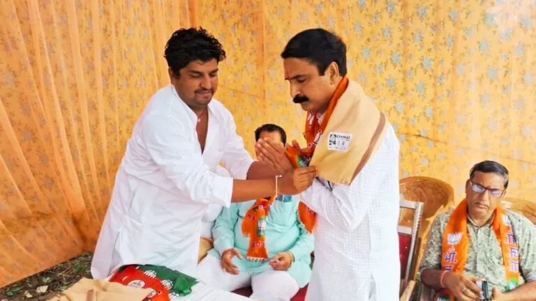गुना: कांग्रेस पार्षद ने थामा बीजेपी का दामन, बोले- अब पहले जैसी कांग्रेस नहीं बची Guna: Congress councilor joins BJP, said - now there is no Congress like before