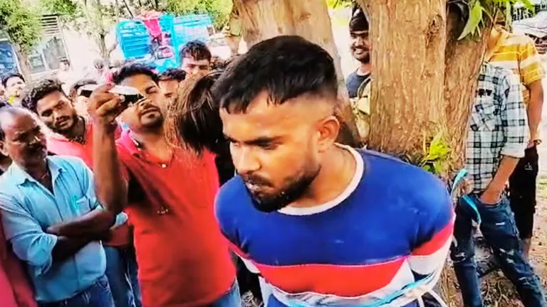 इंदौर में चोरी के शक में दी तालिबानी सजा, दो युवकों को पेड़ से बांधकर पीटा, काटे बाल Taliban punished on suspicion of theft in Indore, tied two youths to a tree, beat them, cut their hair