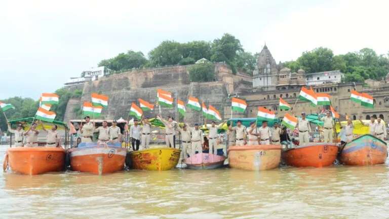 With the spirit of patriotism, policemen took out a grand tricolor procession with boat MP News MP Brwaking News MP Latest News MP Latest Hindi News Tiranga Yatra Tiranga Yatra on Boat in Narmada River in Maheshwar Narmada River Har Ghar Tiranga Har Ghar 