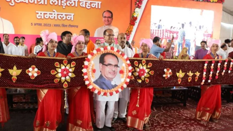 CM के कार्यक्रम के लिए स्कूलों को दिया टारगेट, कांग्रेस का हमला- ‘छात्रों को भीड़तंत्र का हिस्सा बना रही भाजपा’ Madhya Pradesh CM Shivraj offers Rs 450 cylinders women government order issued madhya pradesh news mp election 2023 ujjwala yojna ladli bahna yojna Rs 450 cylinder process
