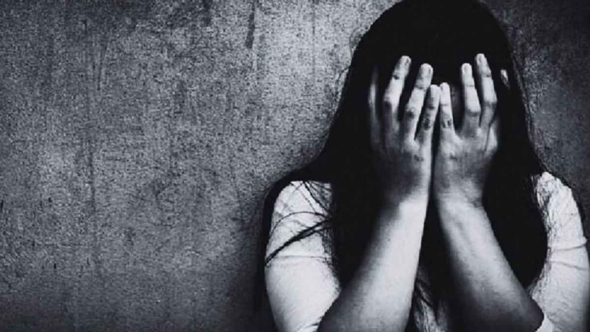 दरिंदगी की शिकार 12 साल की बच्ची फटे कपड़ों में सड़क पर घूमती रही, CCTV में दिखा ये शर्मनाक सच MP Crime News, minor tribal girl gangrape, minor tribal girl gang raped in khandwa, friendship on instagram then gangrape,