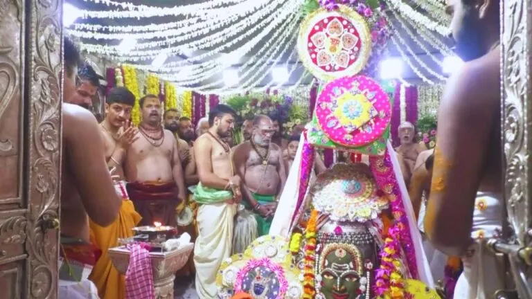 Mahakal temple sanctum Women specified dress code entering sanctum sanctorum Mahakal temple