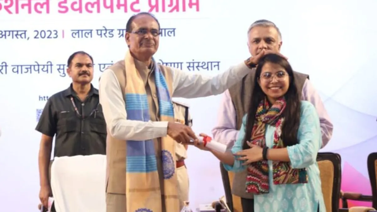 जनसेवा मित्रों के कार्यक्रम में शामिल हुए सीएम शिवराज, बांटे प्रशस्ति पत्र, बोले- ये सभी इतिहास रचेंगे CM shivraj, mp newws, madhya pradesh, politics