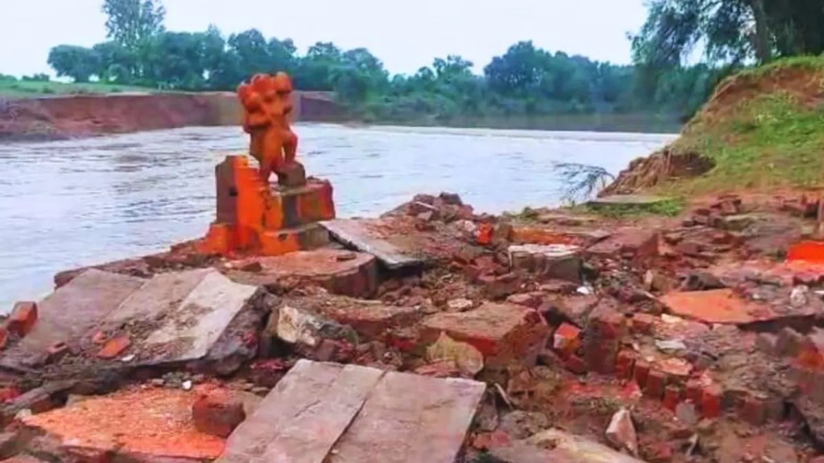 भारी बारिश में सब कुछ पत्तों की तरह ढह गया, लेकिन हिली भी नहीं बजरंगबली की मूर्ति; जानें NewsTak