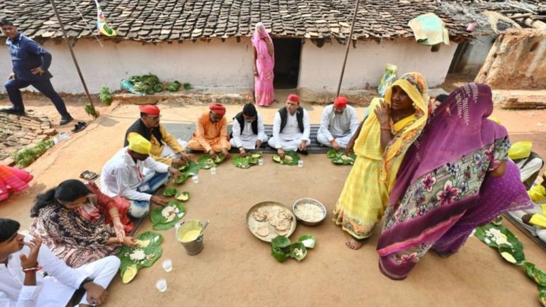 अखिलेश यादव का MP दौरा क्यों है चर्चा में, आदिवासी वर्ग के बीच भोजन कर खेल दी समाजवाद की ‘राजनीति’ Akhilesh Yadav, Akhilesh Yadav in MP, MP News, MP Election 2023