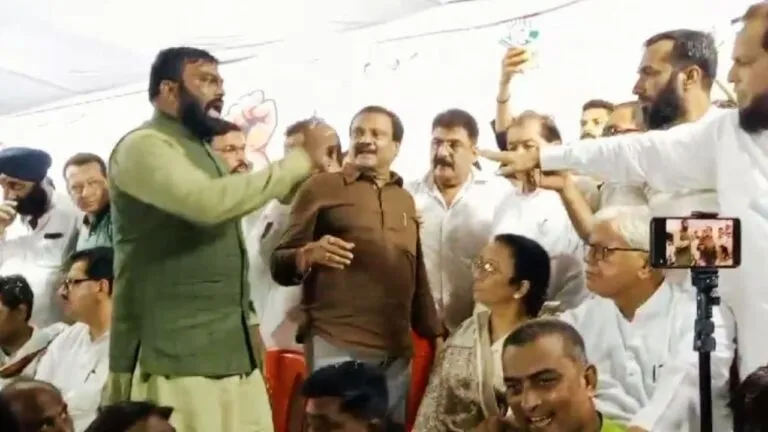 MP News: गुटबाजी का शिकार हो रही कांग्रेस, जन आक्रोश यात्रा में ही मंच पर भिड़ पड़े नेता mp politics mp congress jan akrosh yatra mp news