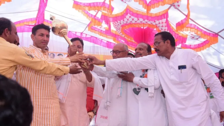 जीतू पटवारी की बाइक पर बैठे दिग्विजय तो क्यों याद आने लगे राहुल गांधी? वीडियो हुआ वायरल Ujjain News, Digvijay Singh, Jeetu Patwari, MP Congress, MP Election 2023