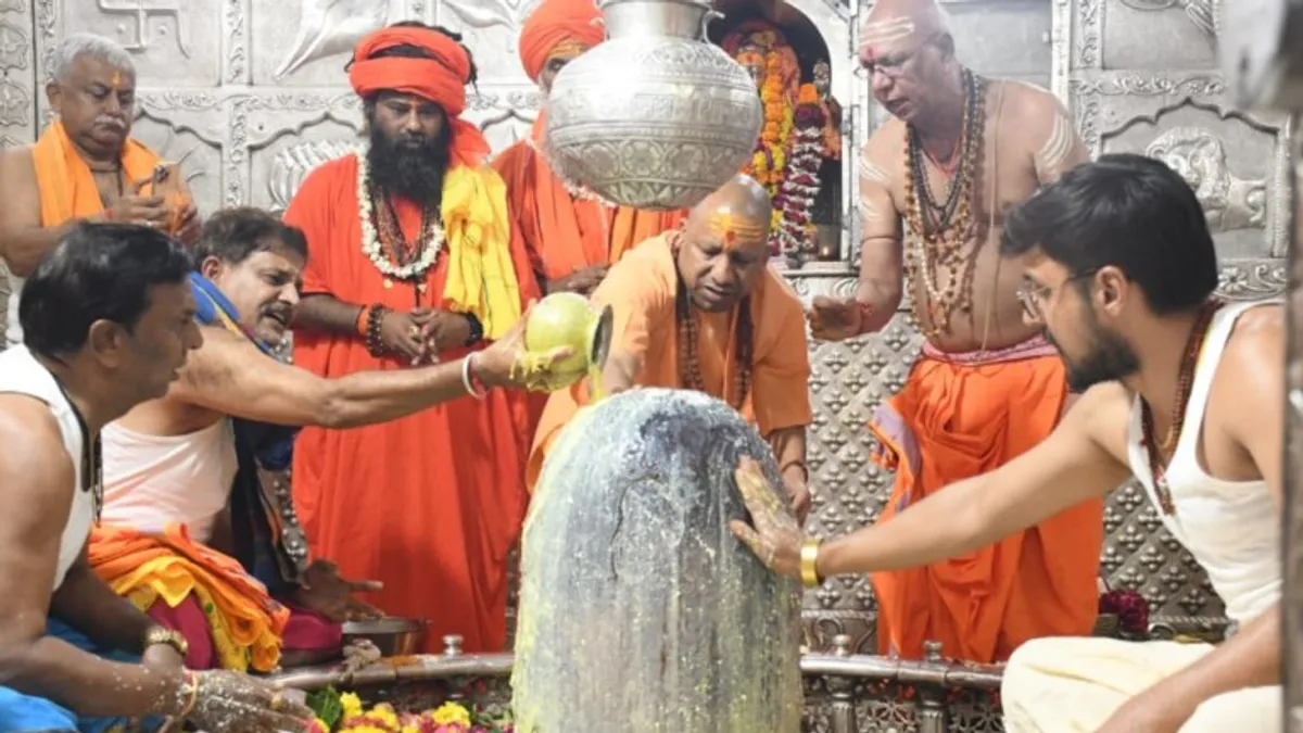 UP के CM योगी आदित्यनाथ ने किया महाकाल के दर्शन, अभिषेक कर मांगी ये दुआ, फिर पहुंचे इंदौर UP CM, CM Yogi Adityanath, Yogi Adityanath, Mahakal, Ujjain News