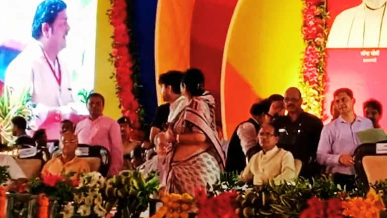 CM शिवराज के मंच पर सिंधिया समर्थक इस बड़े नेता को नहीं मिली कुर्सी, फिर हुआ हंगामा Scindia supporter leader cm shivraj Ladli Brahna sammelan Imrati Devi Jyotiraditya Scindia mp election 2023