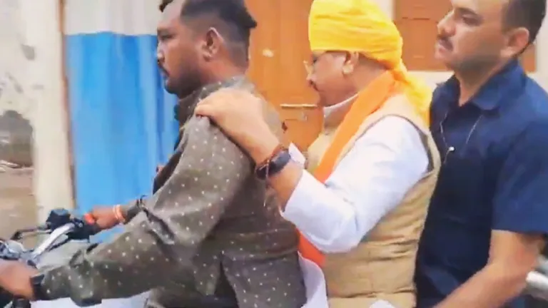 बीजेपी ने किया विजयवर्गीय का प्लान चौपट, हेलीकॉप्टर से उतार कर सीधे बाइक पर बिठाया! BJP Kailash Vijayvargiya plan Madhya Pradesh elections helicopter bike!