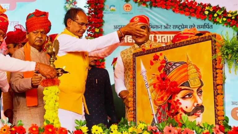 राजपूतों को साधने के लिए महाराणा प्रताप की शरण में CM शिवराज, बोले- हम इतिहास बदल देंगे CM शिवराज ने भोपाल में किया महाराणा प्रताप स्मारक का भूमिपूजन, बोले- हम इतिहास बदल देंगे