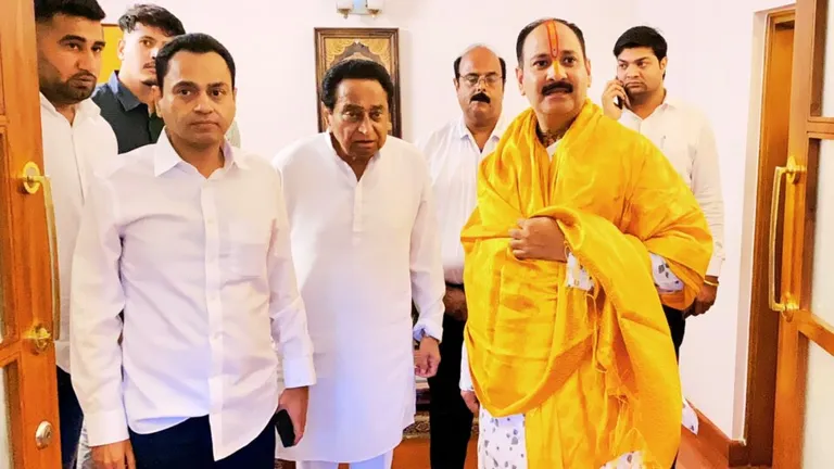 धीरेंद्र शास्त्री के बाद ये चर्चित कथावाचक पहुंचे कमलनाथ के गढ़, एक झलक पाने को उतावली हुई भीड़ dhirendra shastri pradeep mishra kamalnath chhindwara news shiv katha