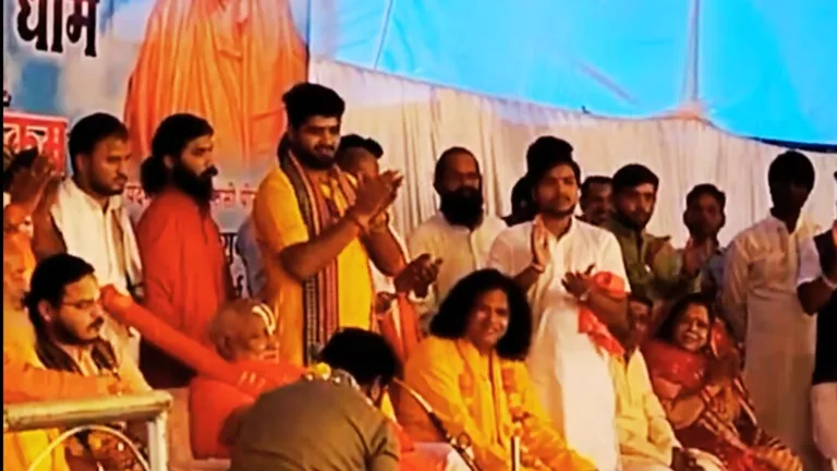MP: कमलनाथ के खिलाफ टिकट पाने वाले BJP प्रत्याशी को रामभद्राचार्य ने ये कहकर दिया लौंग MP: Rambhadracharya gave clove to BJP candidate who got ticket against Kamal Nath saying this