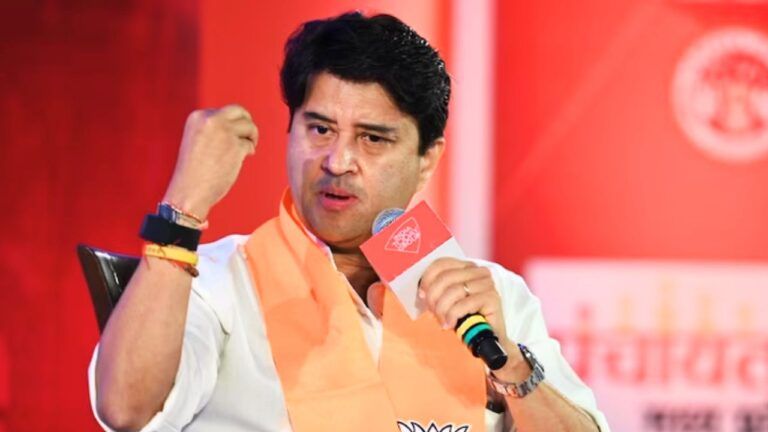 Jyotiraditya Scindia Kamal Nath Digvijay singh dispute public power