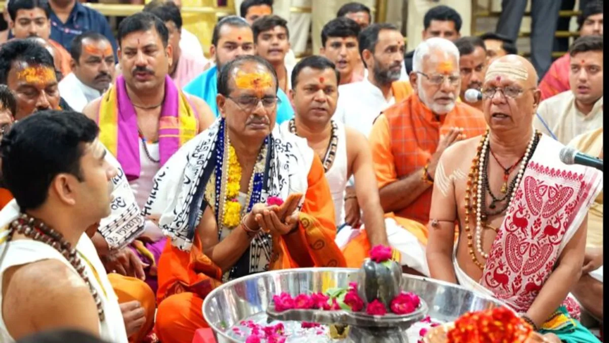 राज्य को इस बड़े खतरे से बचाने के लिए भगवान महाकाल की शरण में CM शिवराज, कमलनाथ का तंज cm shivraj in mahakal shlter, mp news, weather news, rain, madhya pradesh