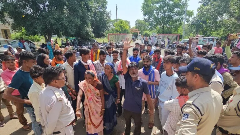 डंपर ने 2 बाइक सवारों को रौंदा, परिजन बोले- 3 दिन पहले मिली थी धमकी, फिर सामने आयी ये बुरी खबर rajgarh accident news, mp news, politics, madhya pradesh