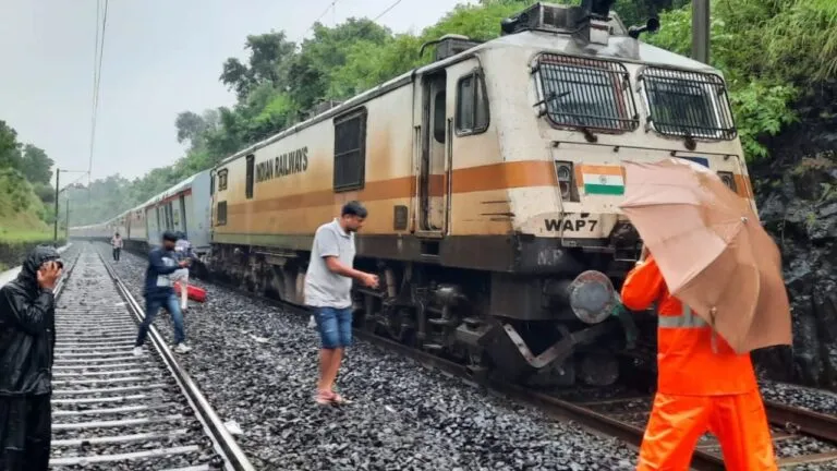 Duronto Express derailed, mp news, madhya pradesh, breaking news