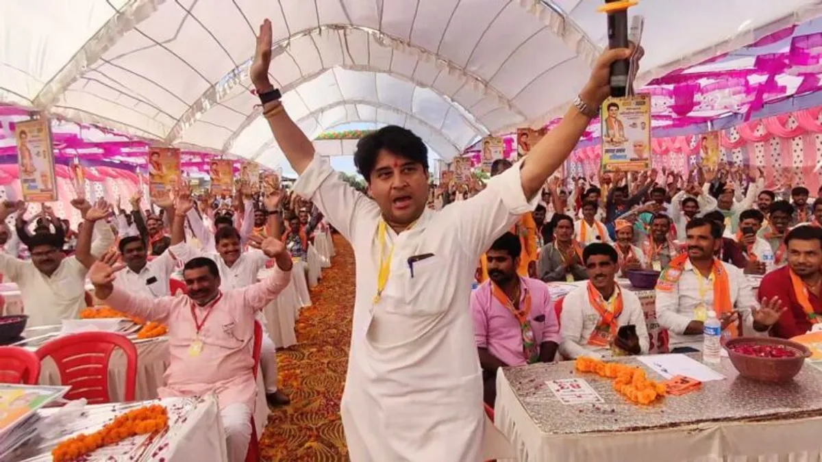 चुनाव के करीब आते ही बदले-बदले से नजर रहे हैं सिंधिया, जानें क्या है हंसी के पीछे का राज! jyotiraditya scindia bjp,jyotiraditya scindia latest news,jyotiraditya scindia interview aaj tak,jyotiraditya scindia podcast,jyotiraditya scindia ani podcast,jyotiraditya scindia on congress,jyotiraditya scindia iec 2023,jyotiraditya scindia times