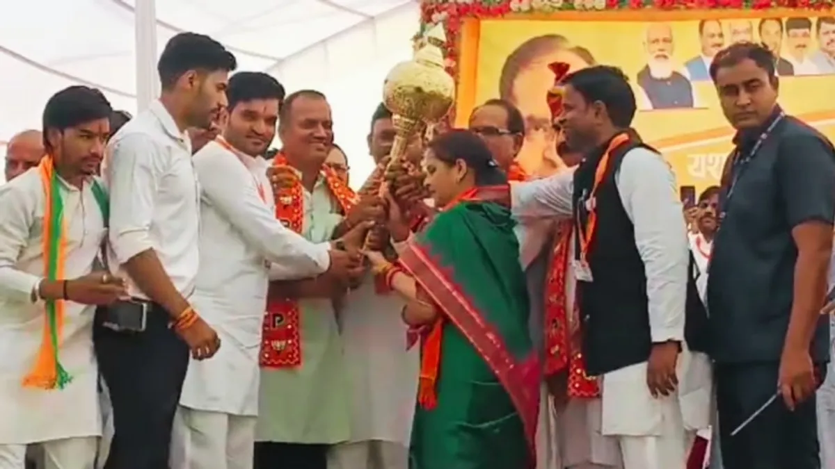CM शिवराज सिंह चौहान ने हाथ में उठाई गदा, भरी हुंकार; बोले- ध्वस्त कर दूंगा कांग्रेस की लंका CM Shivraj Singh, MP Election 2023, MP Election Update, Kamalnath, Digvijaya Singh,