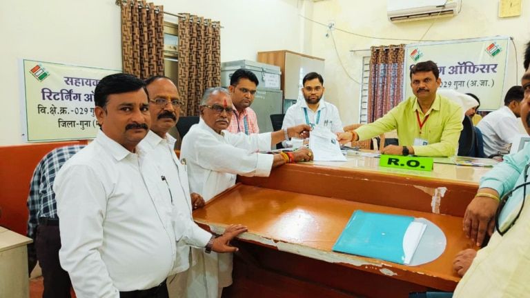 BJP ने इस सीट पर नहीं उतारा प्रत्याशी, टिकट की आस में दो सिंधिया समर्थकों समेत 8 ने भर दिया पर्चा BJP did not field a candidate from Guna seat, 8 including two Scindia supporters filled their nomination papers in the hope of getting the ticket.